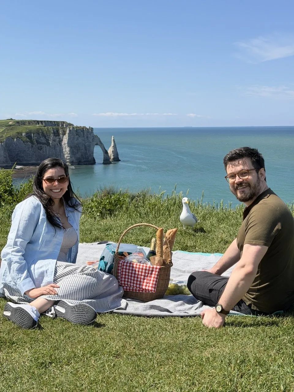 Two guests enjoying a picnic above the Étretat cliffs