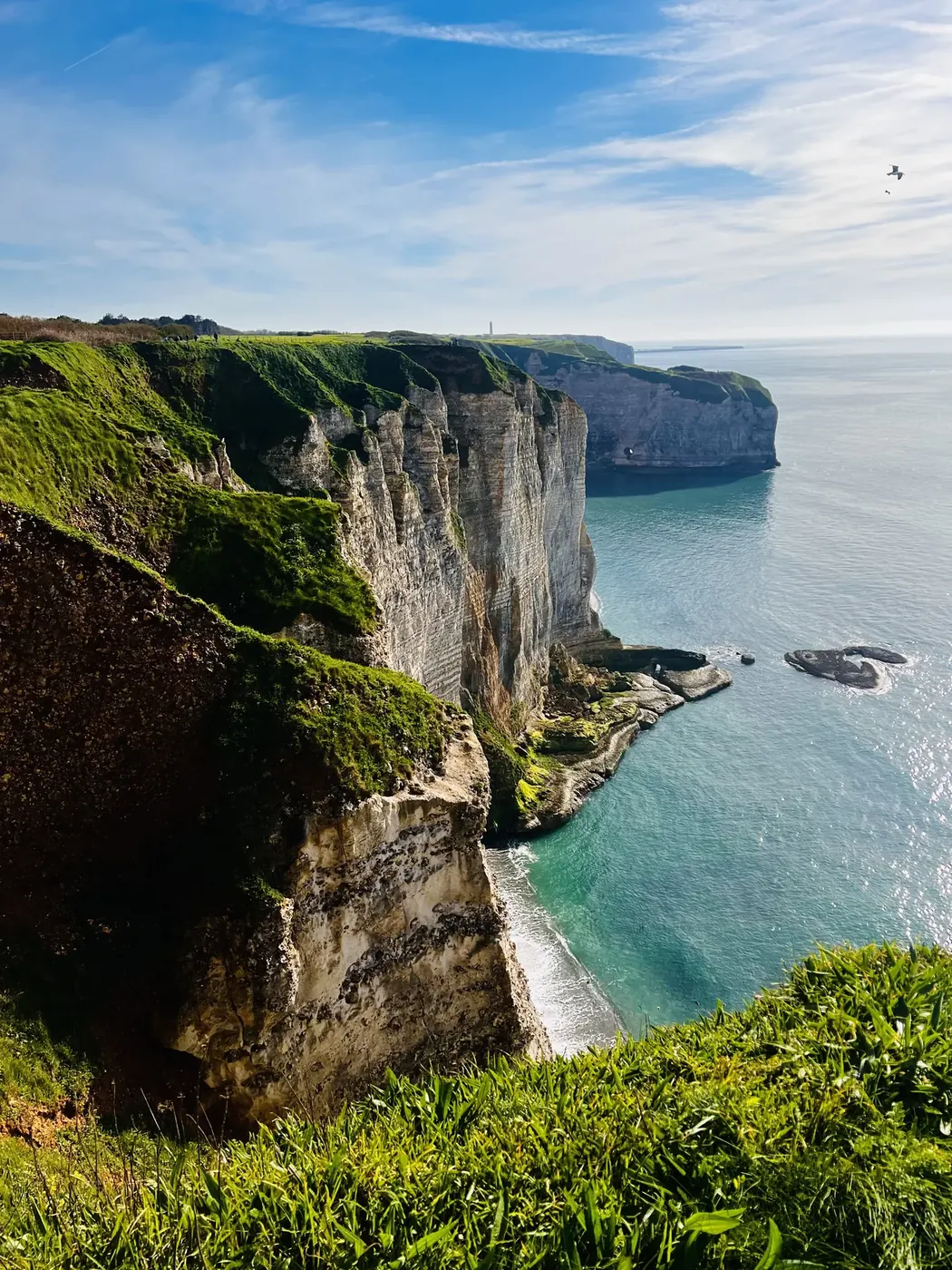 A panoramic view along the white cliffs of Étretat