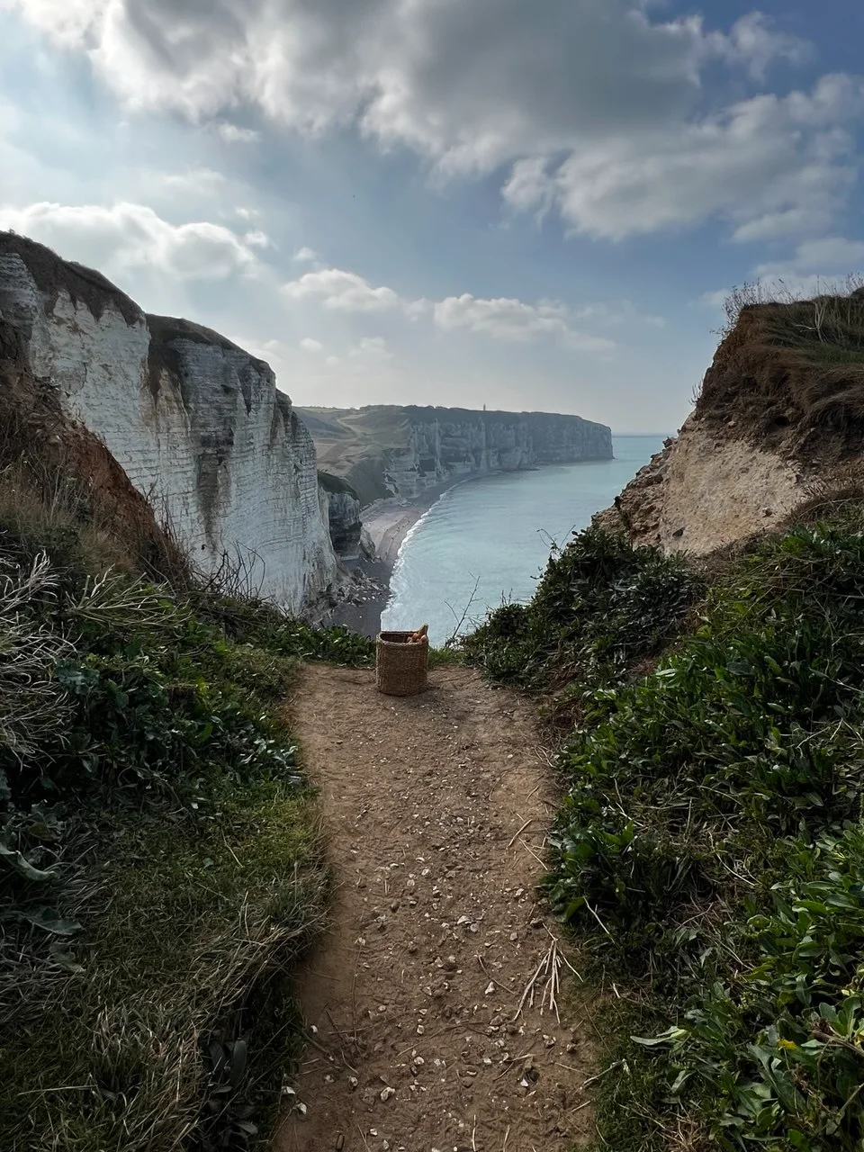 A quiet coastal path overlooking the white cliffs of Étretat